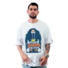 Un hombre que viste una camiseta blanca con un diseño inspirado en el anime que incluye el texto "The Sea Bros World Tour" aparece sobre un fondo blanco.
