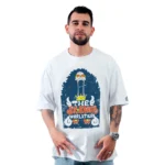 Un hombre que viste una camiseta blanca con un diseño inspirado en el anime que incluye el texto "The Sea Bros World Tour" aparece sobre un fondo blanco.