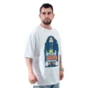 Un hombre viste una camiseta blanca con un gráfico vibrante y el texto "THE STRINGS WORLD TOUR", que muestra el estilo pop de la cultura de Estilos.