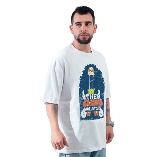 Un hombre viste una camiseta blanca con un gráfico vibrante y el texto "THE STRINGS WORLD TOUR", que muestra el estilo pop de la cultura de Estilos.