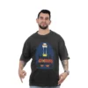 Un hombre viste una camiseta negra con un gráfico colorido que muestra una corona y el texto "SK8BRO World Tour", combinando Estilos Retro con un toque moderno.