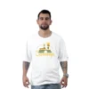 Un hombre aparece de pie sobre un fondo blanco liso, con una camiseta extragrande de Chernobil/Disney de la serie Estilos. La camiseta está adornada con un diseño de reactores nucleares, que transmite un aire retro que llama la atención sin esfuerzo.