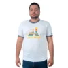 Una persona que viste una camiseta blanca con un diseño colorido de Chernobyl, impregnado de estilos de anime, se encuentra sobre un fondo blanco.