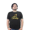 Persona que lleva una camiseta negra con temática de Chernobyl con logotipo e ilustración, mostrando un toque de estilo retro.