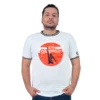 Una persona que viste una camiseta blanca con el texto "¡Soy Espartaco!" y un diseño gráfico refleja el estilo cultural pop, combinando a la perfección imágenes icónicas con un estilo moderno.