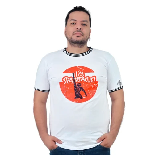 Una persona que viste una camiseta blanca con el texto "¡Soy Espartaco!" y un diseño gráfico refleja el estilo cultural pop, combinando a la perfección imágenes icónicas con un estilo moderno.
