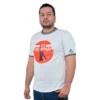 Una persona está parada vistiendo una camiseta blanca personalizada adornada con un gráfico circular rojo que dice "¡Soy Spartacus!". Esta pieza única combina perfectamente con la serie Estilos, capturando tanto la individualidad como el estilo.