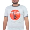 Una persona que viste una camiseta personalizada, una camiseta blanca con detalles negros, muestra un círculo naranja y el texto "¡SOY SPARTACUS!" acompañado de una figura recortada.