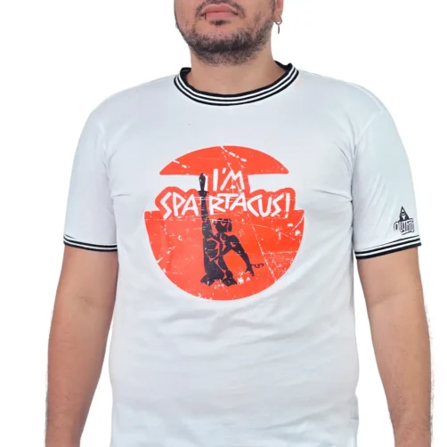 Una persona que viste una camiseta personalizada, una camiseta blanca con detalles negros, muestra un círculo naranja y el texto "¡SOY SPARTACUS!" acompañado de una figura recortada.