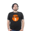 Una persona viste una camiseta negra con un diseño que grita "Soy Espartaco" sobre un fondo naranja, combinándose a la perfección con el estilo cultural pop.