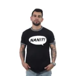 Un hombre con tatuajes luce una camiseta negra que muestra la frase "NANI?!" dentro de un globo de diálogo, encarnando la esencia de los estilos culturales pop.