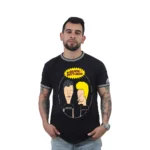 Un hombre con barba se encuentra sobre un fondo blanco, vistiendo una "Beavis y Butt-Head - Camiseta Cuello Tejido" en color negro que captura perfectamente los estilos retro.