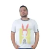 Una persona lleva la camiseta "I Smell Fear On You de Louise - Camiseta Cuello Tejido", que muestra orejas de conejo rosas con el texto "I smell fear on you" (Huelo miedo en ti), combinando un encanto divertido con un toque de estilo de cultura pop.