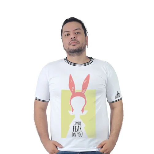 Una persona lleva la camiseta "I Smell Fear On You de Louise - Camiseta Cuello Tejido", que muestra orejas de conejo rosas con el texto "I smell fear on you" (Huelo miedo en ti), combinando un encanto divertido con un toque de estilo de cultura pop.