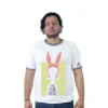 Una persona viste una camiseta blanca con orejas rosas y el texto en negrita "HUELO MIEDO EN TI", capturando perfectamente los estilos de la cultura pop.