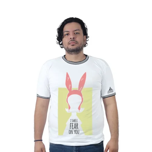 Una persona viste una camiseta blanca con orejas rosas y el texto en negrita "HUELO MIEDO EN TI", capturando perfectamente los estilos de la cultura pop.
