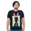 Un hombre lleva una camiseta negra "I Smell Fear On You de Louise" de la serie Estilos, que presenta la frase "I smell fear on you" junto con peculiares orejas de conejo rosas, combinando estilo y humor a la perfección.