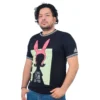 Una persona se para con confianza, con las manos en los bolsillos, vistiendo la camiseta "I Smell Fear On You de Louise - Camiseta Cuello Tejido", una camiseta negra con orejas de conejo rosa y texto en negrita, que irradia una vibra de cultura pop.