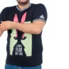 Una persona que viste la camiseta "I Smell Fear On You de Louise", con su escote tejido y su llamativo diseño de piernas rosas combinadas con el texto en negrita, irradia un estilo creativo que combina sin esfuerzo con las influencias de la cultura pop.