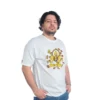 Una persona con cabello corto y rizado y barba viste la camiseta "Homero Simpson Meditando - Camiseta Oversized", que presenta un diseño de dibujos animados de estilo anime, de pie sobre un fondo blanco liso.