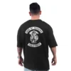 Un hombre viste una camiseta negra de "Sons of Anarchy California" con el icónico logo en la espalda, capturando estilos de cultura pop sin esfuerzo.