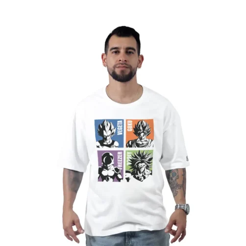 Un hombre que lleva una camiseta blanca con cuatro personajes de Dragon Ball Z (Vegeta, Goku y Freezer) se encuentra de pie sobre un fondo blanco. Esta camiseta personalizada muestra estilos de cultura pop con su diseño vibrante.