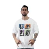 Un hombre con una camiseta blanca adornada con vibrantes diseños de personajes de anime se encuentra sobre un fondo blanco, encarnando estilos de anime y el espíritu de la cultura pop.