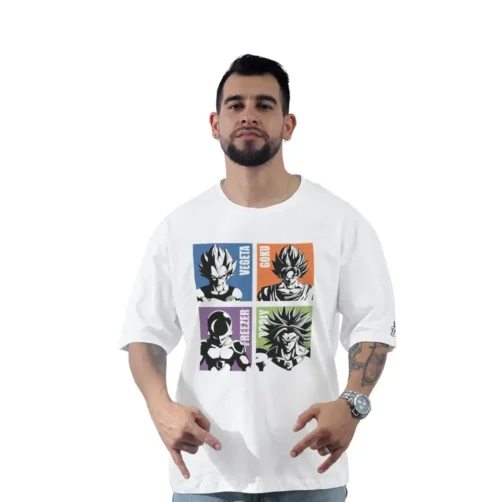 Un hombre con una camiseta blanca adornada con vibrantes diseños de personajes de anime se encuentra sobre un fondo blanco, encarnando estilos de anime y el espíritu de la cultura pop.