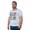 Un hombre que viste una camiseta blanca personalizada adornada con paneles de personajes de anime coloridos se encuentra de pie con confianza con las manos en los bolsillos.