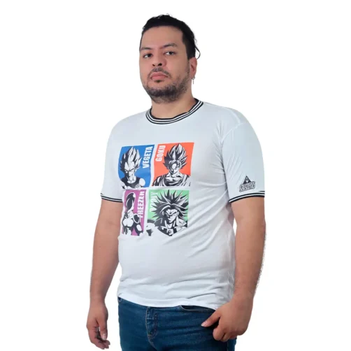 Un hombre que viste una camiseta blanca personalizada adornada con paneles de personajes de anime coloridos se encuentra de pie con confianza con las manos en los bolsillos.