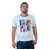 Una persona que viste una camiseta blanca con paneles coloridos de personajes de anime, que muestran estilos de anime, se encuentra sobre un fondo liso.