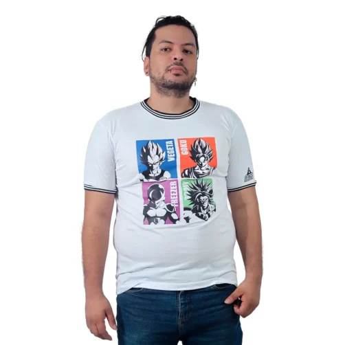 Una persona que viste una camiseta blanca con paneles coloridos de personajes de anime, que muestran estilos de anime, se encuentra sobre un fondo liso.