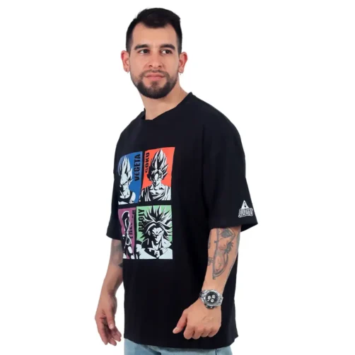 Un hombre que viste una camiseta negra con paneles coloridos de personajes de anime está parado mirando ligeramente hacia un lado, encarnando perfectamente Estilos de anime con un toque de Estilos cultura pop.