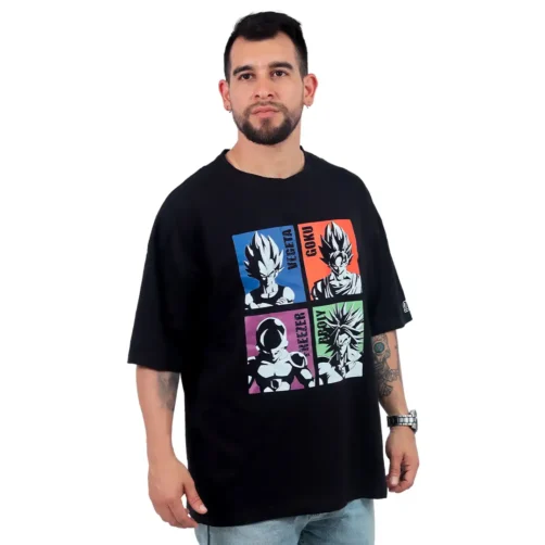 Un hombre que lleva una camiseta negra que muestra estilos de anime con diseños gráficos de personajes de anime vibrantes en paneles de colores.