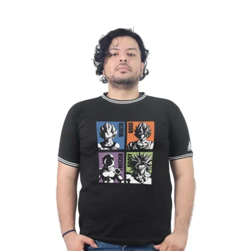 Una persona con cabello rizado viste una camiseta personalizada que presenta gráficos de personajes coloridos en cuatro cuadrados en el frente, que reflejan estilos de anime.