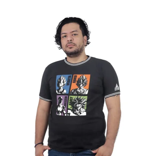 Una persona con cabello oscuro de longitud media y barba que viste una camiseta negra con personajes de anime coloridos, que reflejan estilos de anime, está parada sobre un fondo blanco.