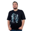 Una persona que viste una camiseta negra con un diseño gráfico retro se encuentra sobre un fondo blanco, mostrando Estilos Cultura Pop.