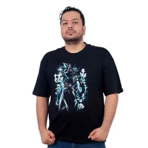 Una persona que viste una camiseta negra con un diseño gráfico retro se encuentra sobre un fondo blanco, mostrando Estilos Cultura Pop.