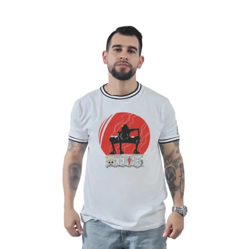Hombre que lleva una camiseta gráfica blanca con un diseño rojo, que muestra a una persona sentada en una silla, y jeans azul claro, que incorporan estilos culturales pop sobre un fondo blanco liso.