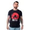 Un hombre que viste una camiseta negra con un diseño rojo y el logo "One Piece" se encuentra sobre un fondo blanco, representando estilos de anime.