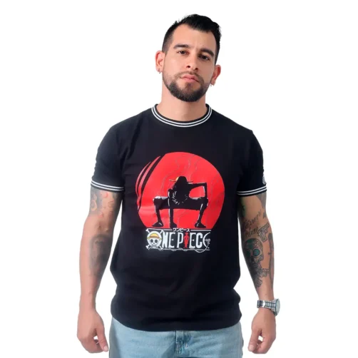 Un hombre que viste una camiseta negra con un diseño rojo y el logo "One Piece" se encuentra sobre un fondo blanco, representando estilos de anime.