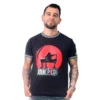 Un hombre muestra su estilo con una camiseta negra de One Piece con un llamativo diseño gráfico rojo, que encarna a la perfección los estilos de anime.