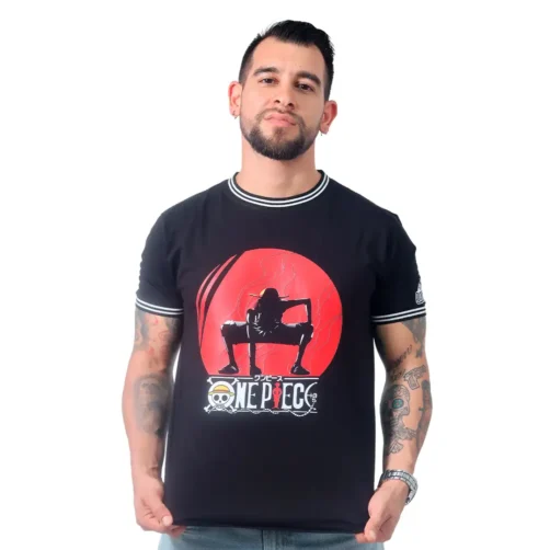 Un hombre muestra su estilo con una camiseta negra de One Piece con un llamativo diseño gráfico rojo, que encarna a la perfección los estilos de anime.