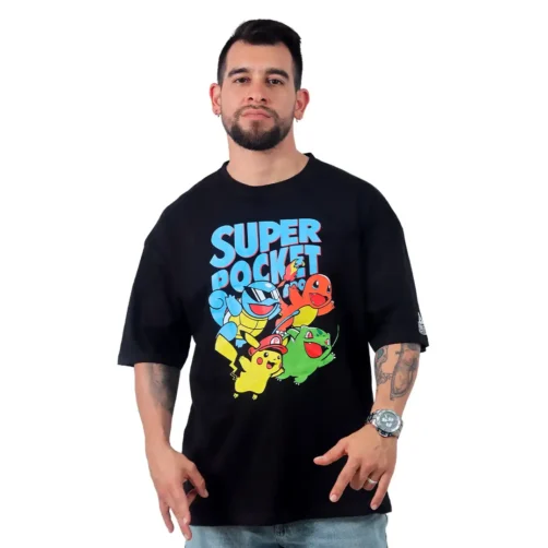 Un hombre luce una camiseta negra "Super Pocket" adornada con cuatro personajes animados, que capturan a la perfección el estilo de los jugadores de Estilos. Se yergue con confianza sobre un fondo blanco, combinando sin esfuerzo las vibras de la cultura pop con esta camiseta personalizada.
