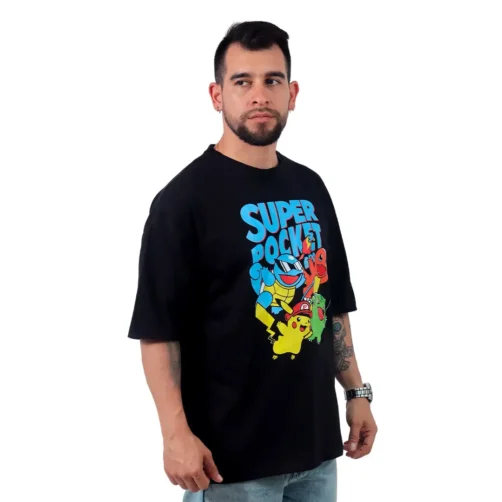 Un hombre viste una camiseta negra "Super Pocket" con personajes vibrantes estilo pixel art, capturando perfectamente la esencia de la cultura retro de estilos.
