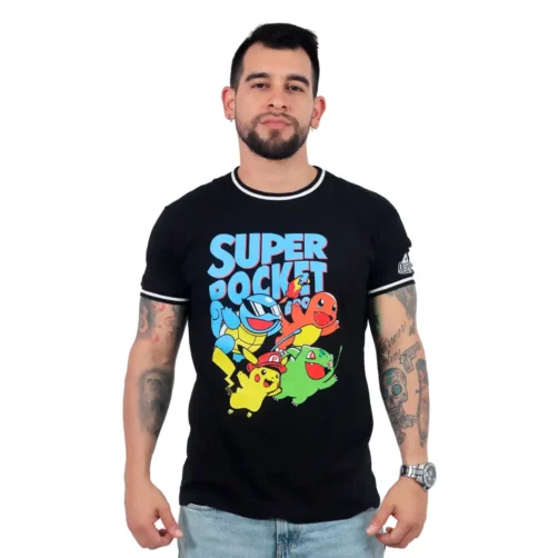 Un hombre con una camiseta negra con personajes de dibujos animados coloridos y el texto "Super Pocket" está parado con las manos en los bolsillos, canalizando la cultura pop de Estilos.