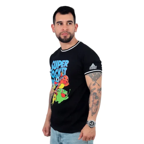 Un hombre que viste una camiseta negra adornada con personajes de dibujos animados y el texto "Super Rocket" imita estilos de anime mientras permanece de pie frente a un fondo sencillo.