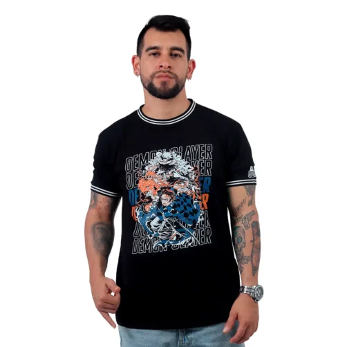 Una persona que viste una camiseta negra con un diseño gráfico colorido que presenta personajes y texto en estilos de anime.