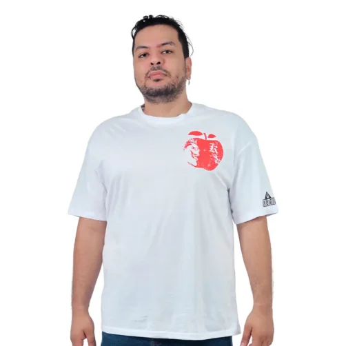 Un hombre vistiendo una camiseta blanca personalizada con un diseño gráfico rojo en el pecho y un logotipo en la manga, combinando perfectamente estilos retro con un toque moderno.