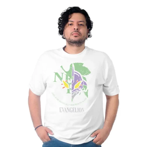 Una persona que viste una camiseta blanca con un diseño de Evangelion se encuentra sobre un fondo blanco liso, mostrando su moda Estilos Gamer.
